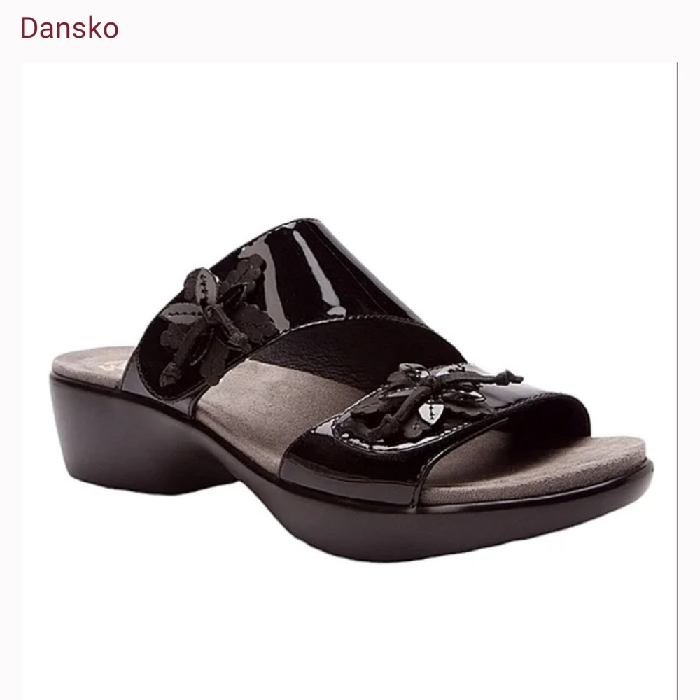 Dansko black patent leather Donna sandals size 9.5/10 US or 40 EU